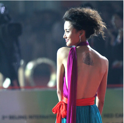 张韵艺背后是不是有纹身