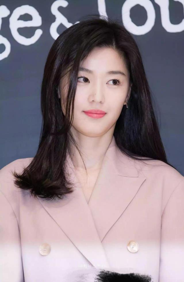 全智贤气质大变,粉色西装穿出温婉气质,撩发浅笑气势全无__财经头条