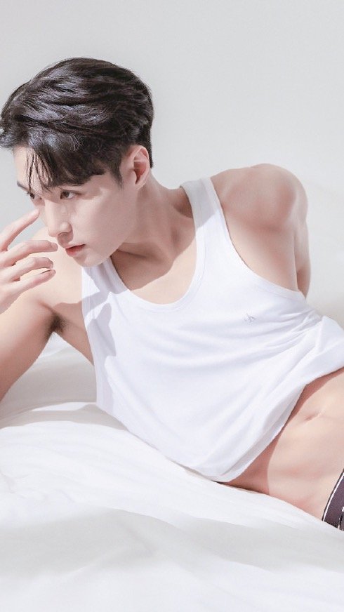 张艺兴背部肌肉线条