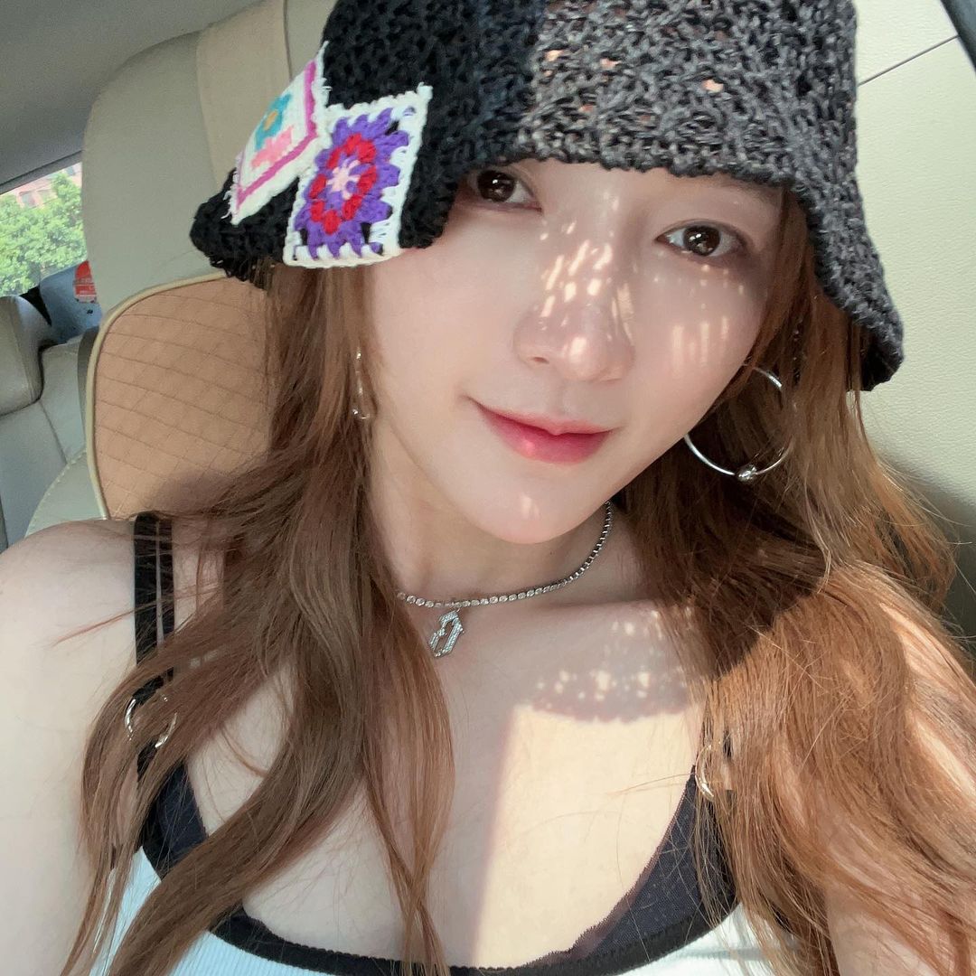 孟佳这套穿搭很显身材啊. 上身吊带运动背心,下身纱裙.