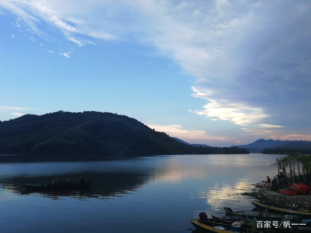 远山下青涟涟的湖水