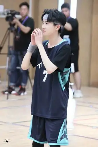 就这样,你俩谁都没说话,马嘉祺就在厨房外看着你忙碌的背影.