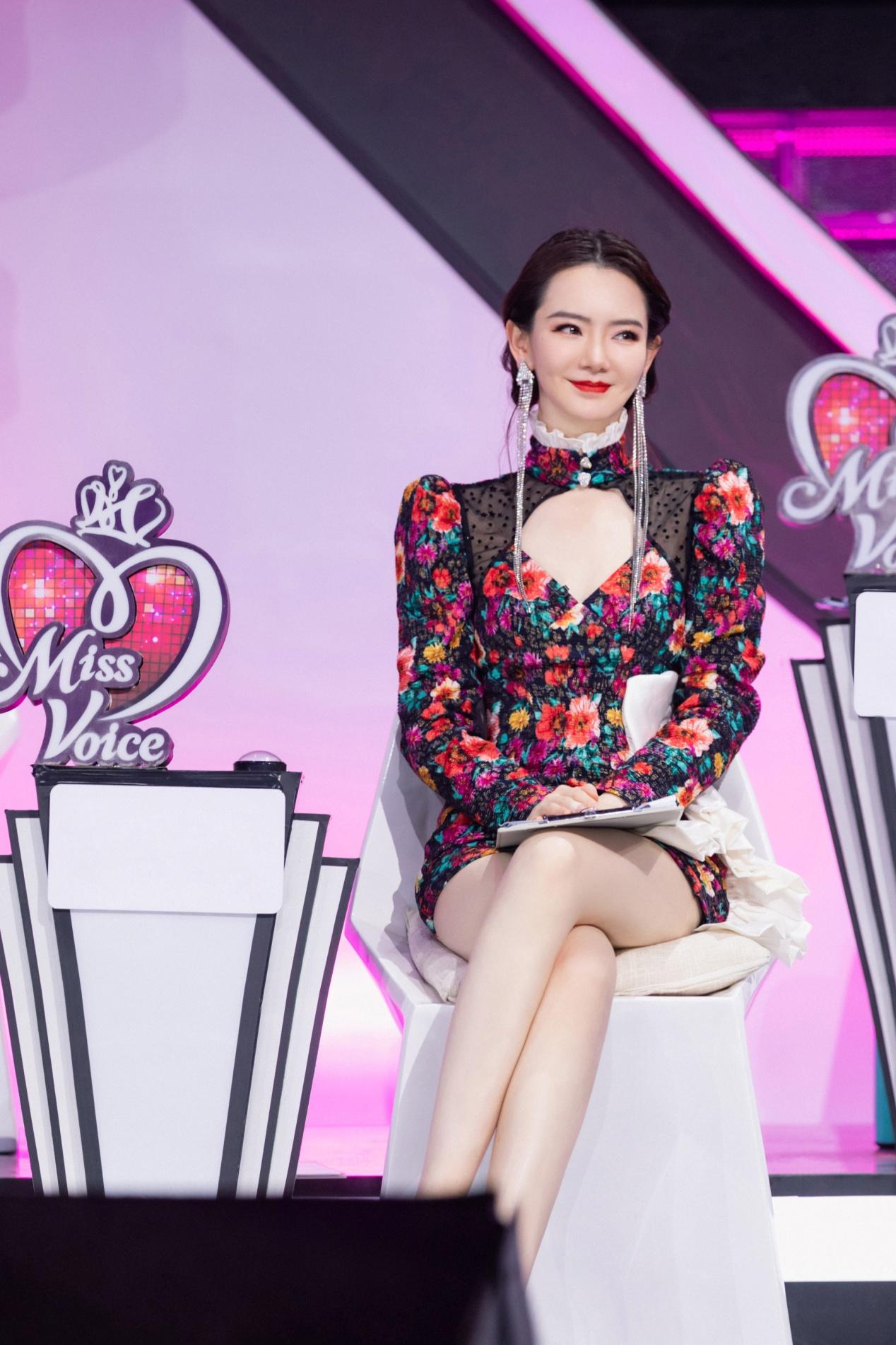 戚薇穿复古旗袍秀凹凸身材一尺长耳环太吸睛却被大长腿太抢镜