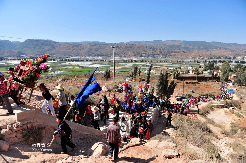 云南的阳宗镇每年春节会举行送高香活动祈求风调雨顺国泰民安