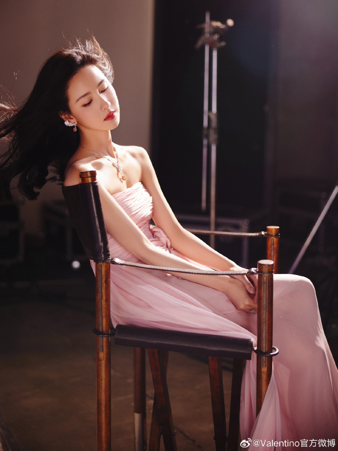 演员@陈都灵身着#valentino2024早春系列#,亮相#微博之夜#,浪漫粉调