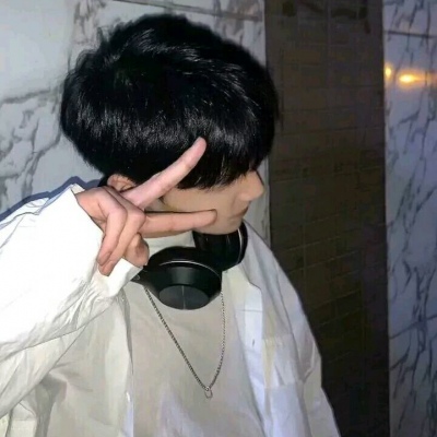 男生微露脸头像高清帅气微微露脸的男生头像图片