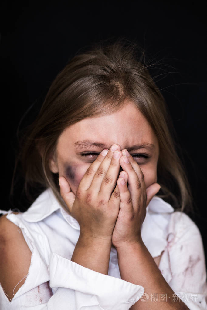 一个小女孩哭捂着脸上黑孤立的特写肖像社会观念