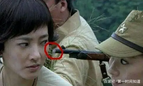 穿帮镜头星爷的手势变了,明明是一个竖中指的手势,却变成了现在的手势