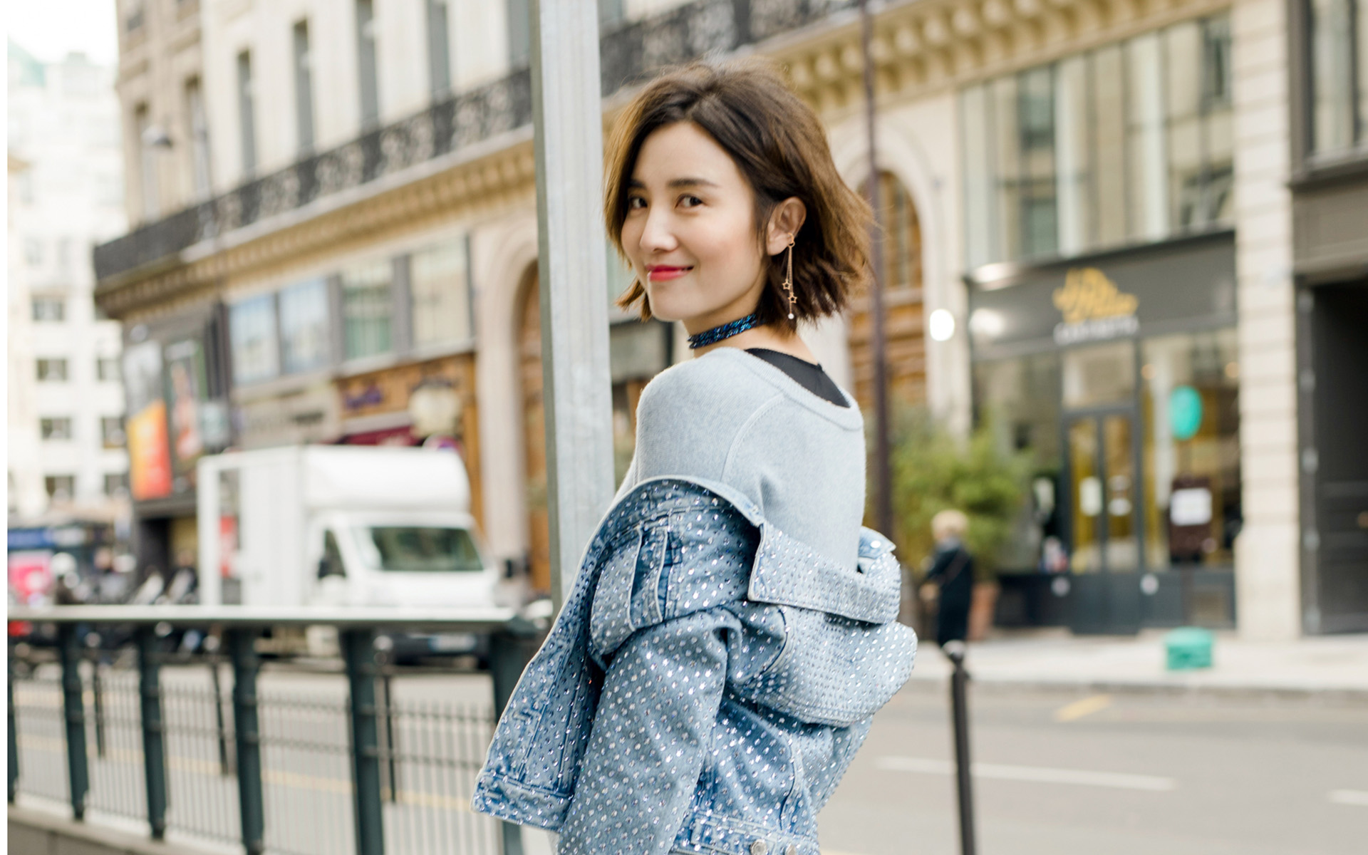 宋佳短发气场十足街拍图片桌面壁纸