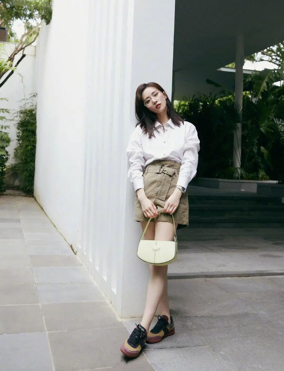 刘诗诗高调亮相1万4西装配2千3百褶裙交叉绑带勒出窈窕身材