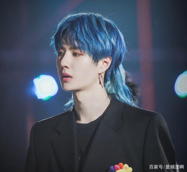 有种"惊艳"叫做王一博染头发,白发又奶又a,蓝发帅成漫画脸!