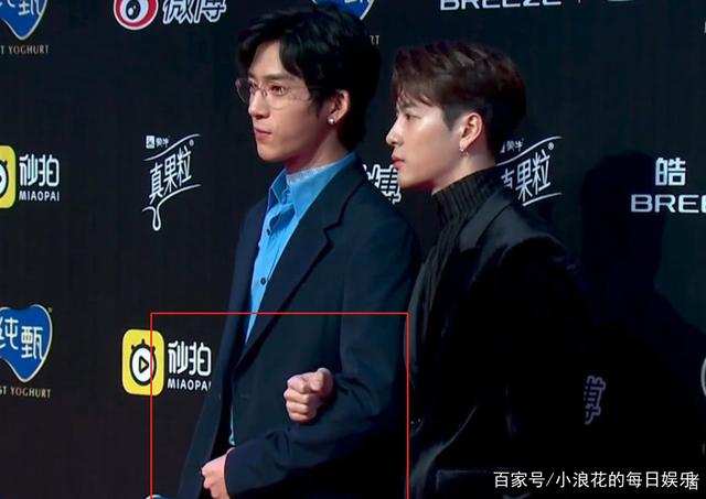 太甜了!井柏然和王嘉尔挽着手走红毯,笑称"年糕组合"