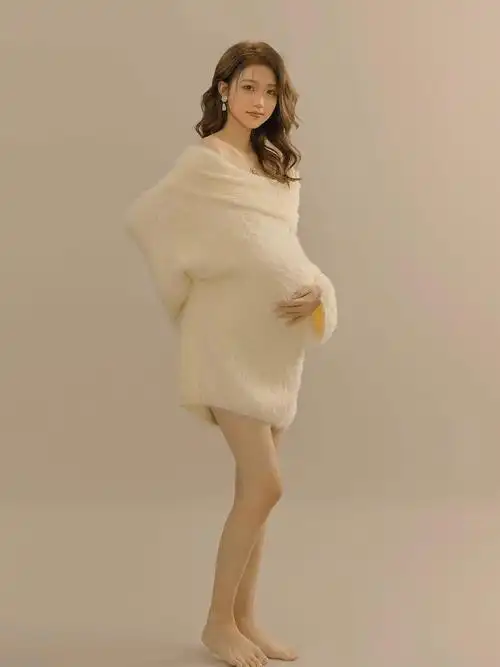 把孕妇照拍出少女感96摒弃了太复杂场景搭配简单的服装,下半身消失