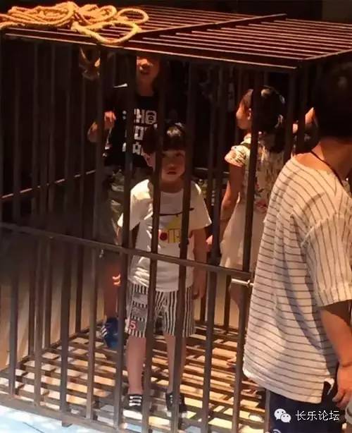 网传警方解救被人贩关进笼子里的孩子们,这揪心的一幕的真相竟是