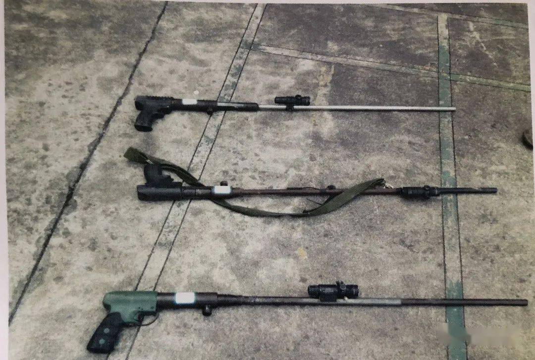 经鉴定,詹某樑,詹某楂,詹某钦持有的 "射钉枪"各1把均是以火药为动力