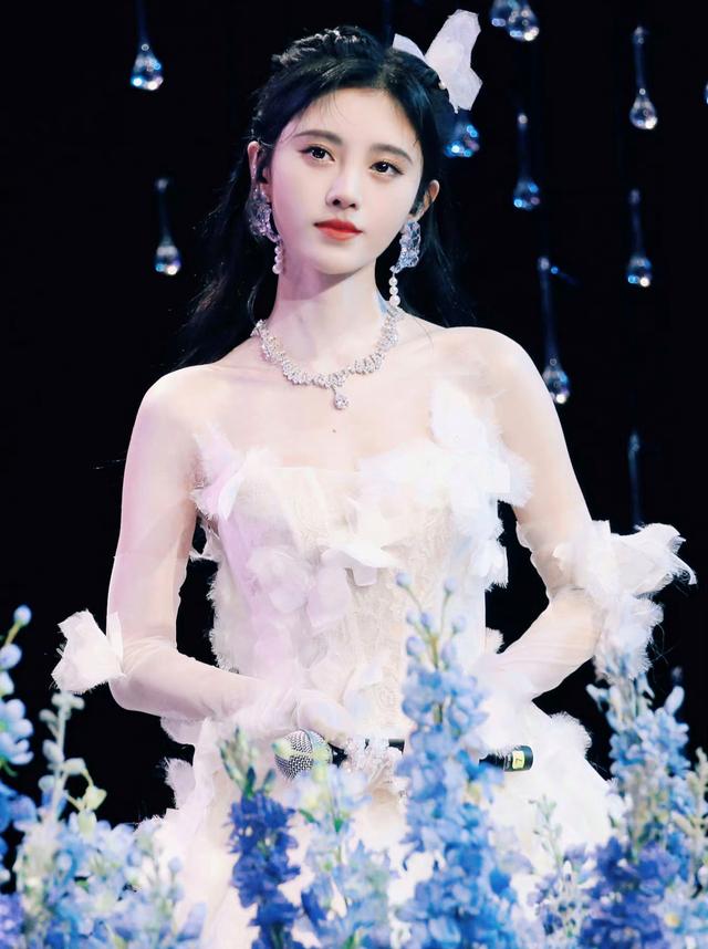 鞠婧祎,白鹿相似婚纱造型,都很有白月光的氛围感!