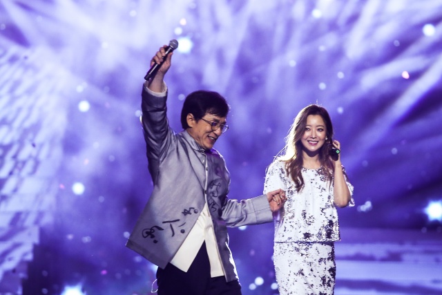 成龙与金喜善合唱《无尽的爱》