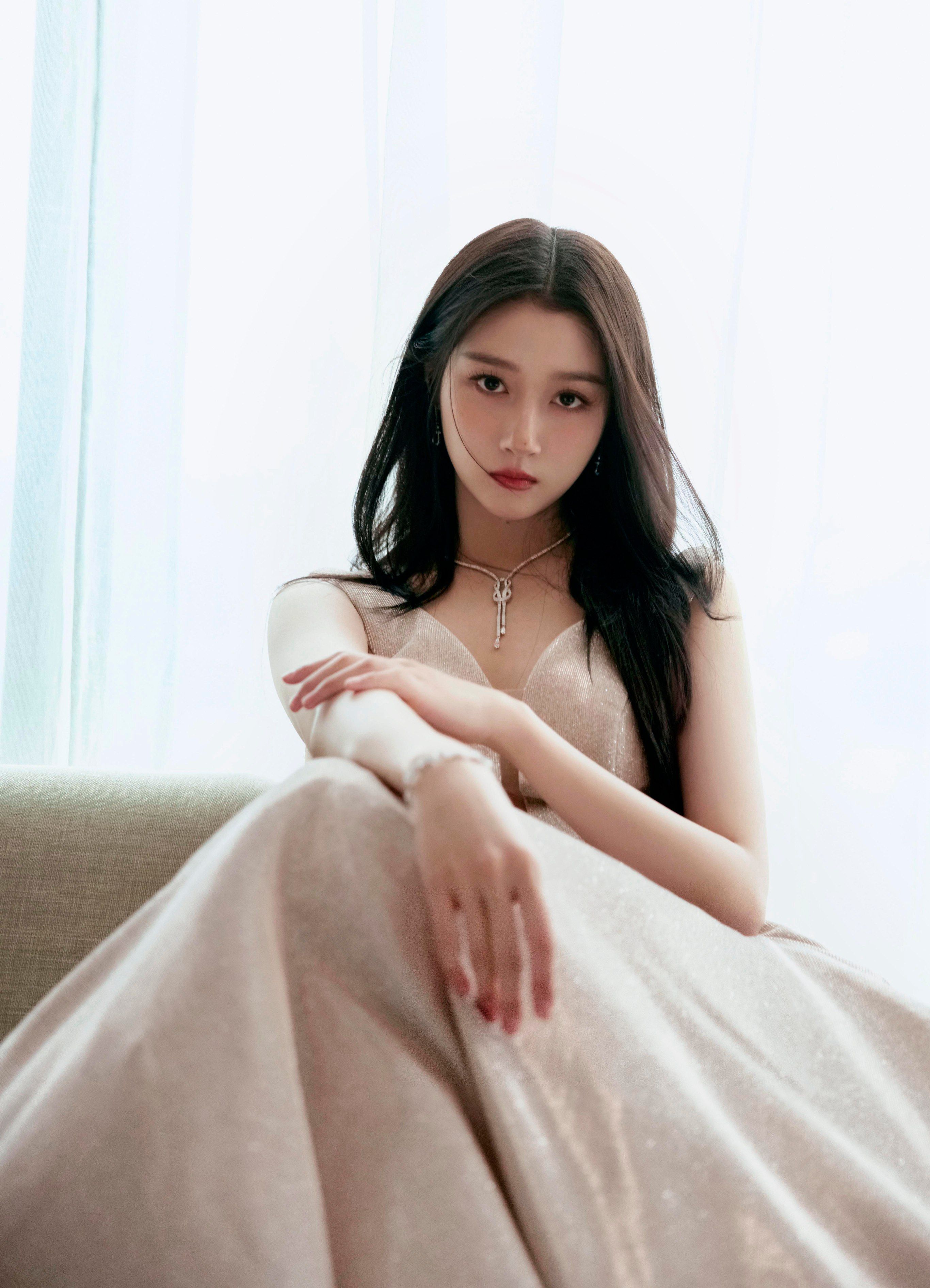 关晓彤香槟色水光裙优雅写真