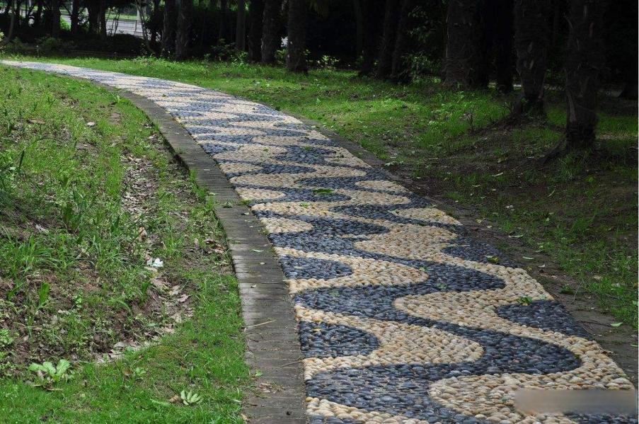 终于找到小区里鹅卵石路面的原始出处了,观音赤脚踩莲藕.