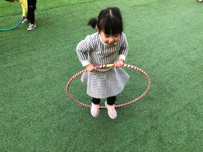 奔跑吧,呼啦圈------奎聚街道中心幼儿园小班户外活动