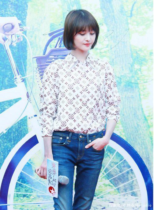 但是感觉一样的清新活力,黑色复古水洗牛仔外套搭配黑色紧身牛仔裤