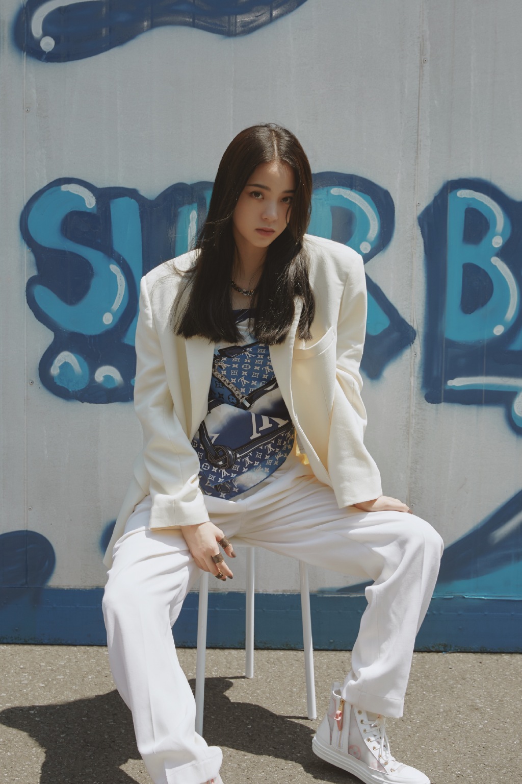 欧阳娜娜撞衫宋茜,同款改良旗袍,哪吒头pk拳击辫谁赢了?