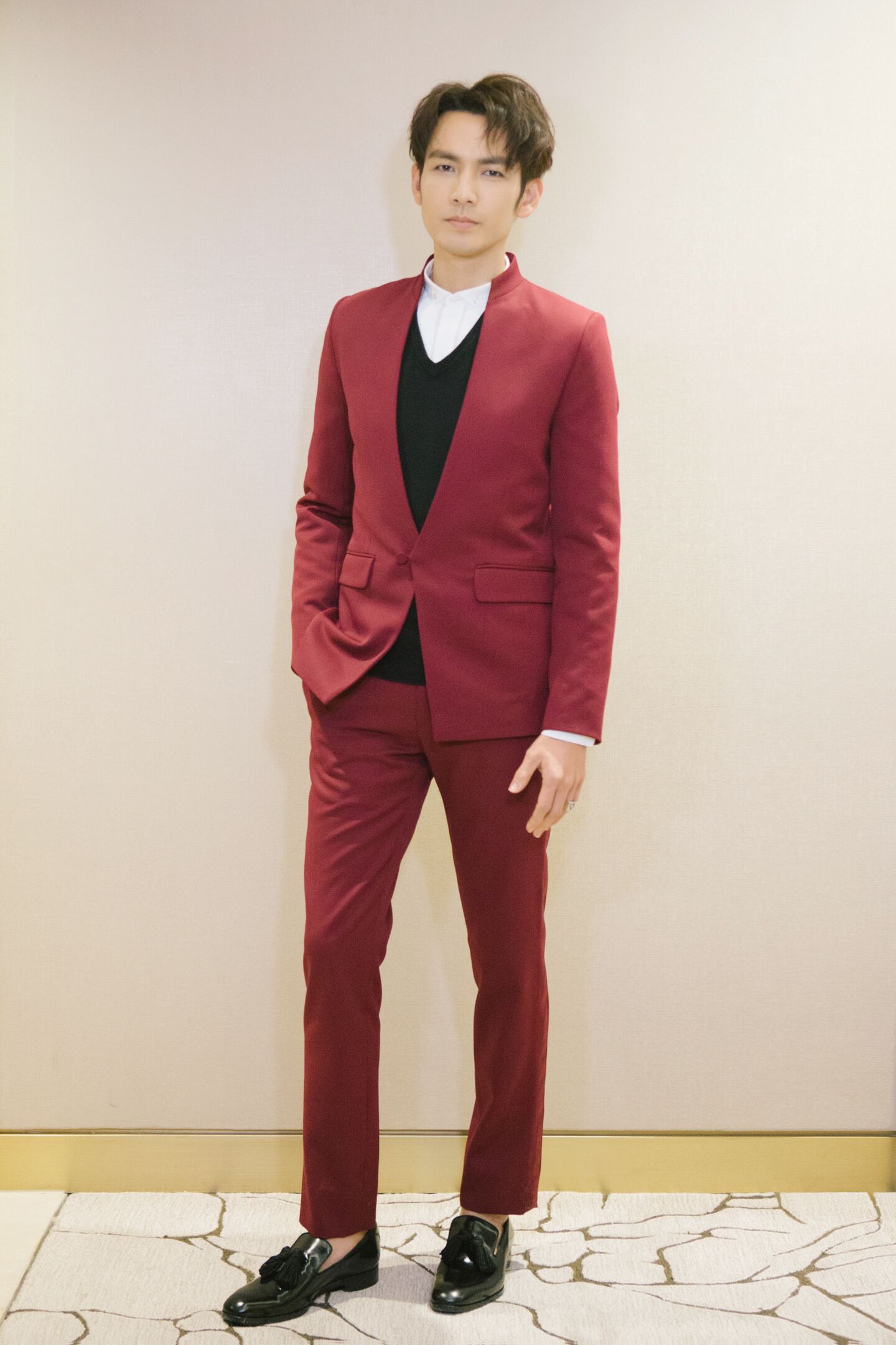 钟汉良央视跨年 红火演唱《中华好儿孙》