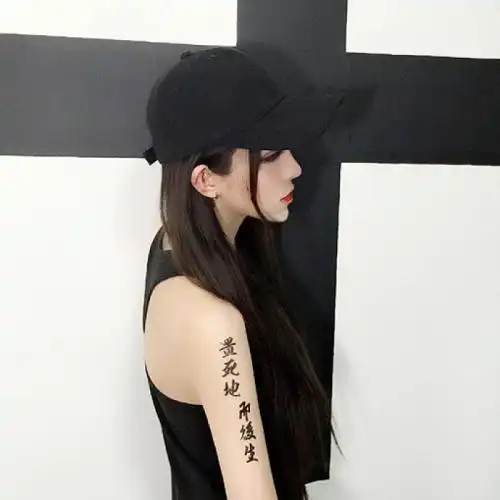 戏剧头像纹身女