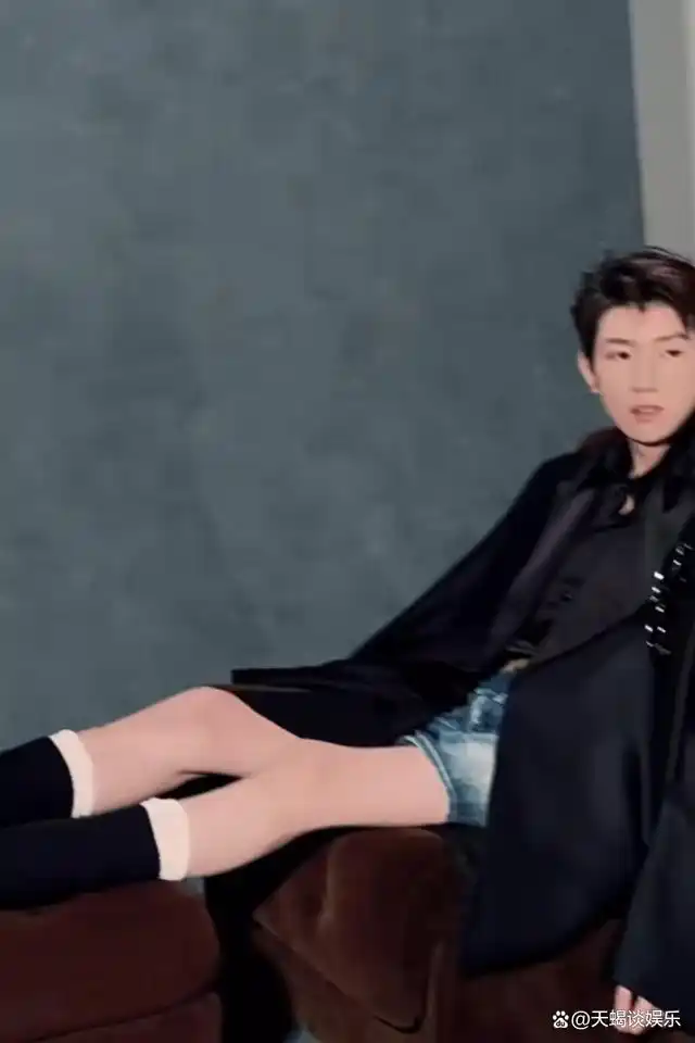 王源牛仔短裤拍摄花絮曝光,幽默调侃引粉丝热议!