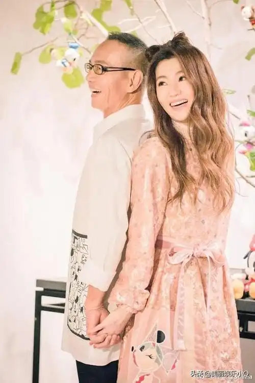 女生永远18岁,任家萱和任容萱姐妹的穿搭下藏着一颗少女心!