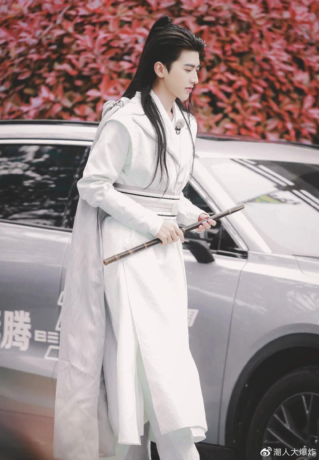 蔡徐坤壁纸侧颜立体精致身姿帅气挺拔白衣古装的翩翩公子