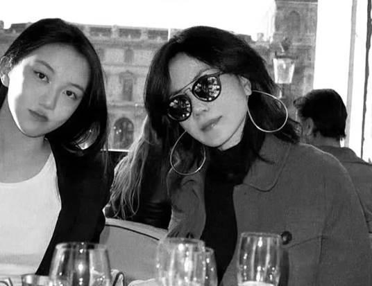 李嫣王菲最新合照曝光,脖子比脸宽地包天明显,自卑到只露半边脸