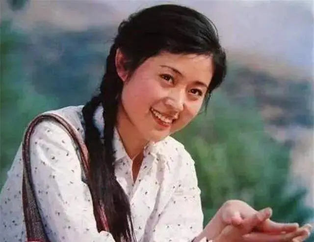 在山东艺术艺术学院读了三年之后,1982年23岁的倪萍毕业之后被分配到