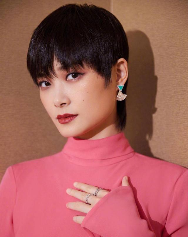 李宇春演绎时尚穿搭,拼接撞色的粉色裙配短发,隐藏不住的少女心_造型