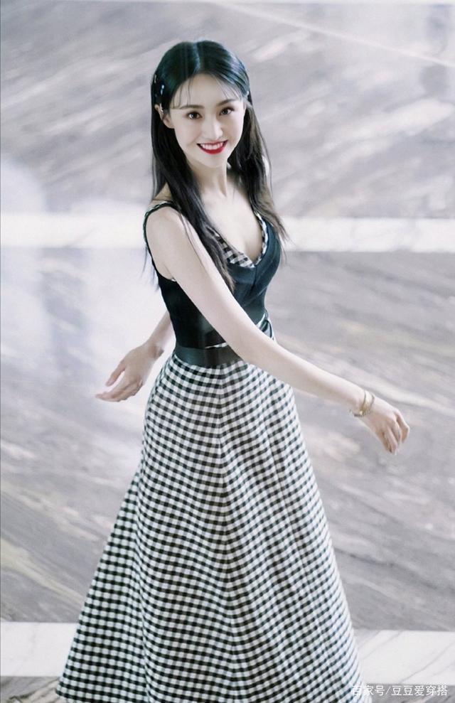 郑爽好有元气啊!穿紧身运动装显得身材好单薄,不过很有少女感