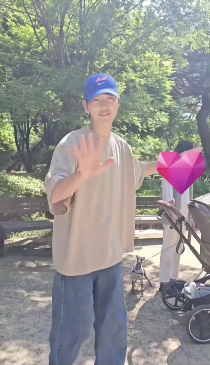 宋仲基一家三口逛公园,发现有粉丝想要拍摄妻儿时,宋仲基将身体挡在家