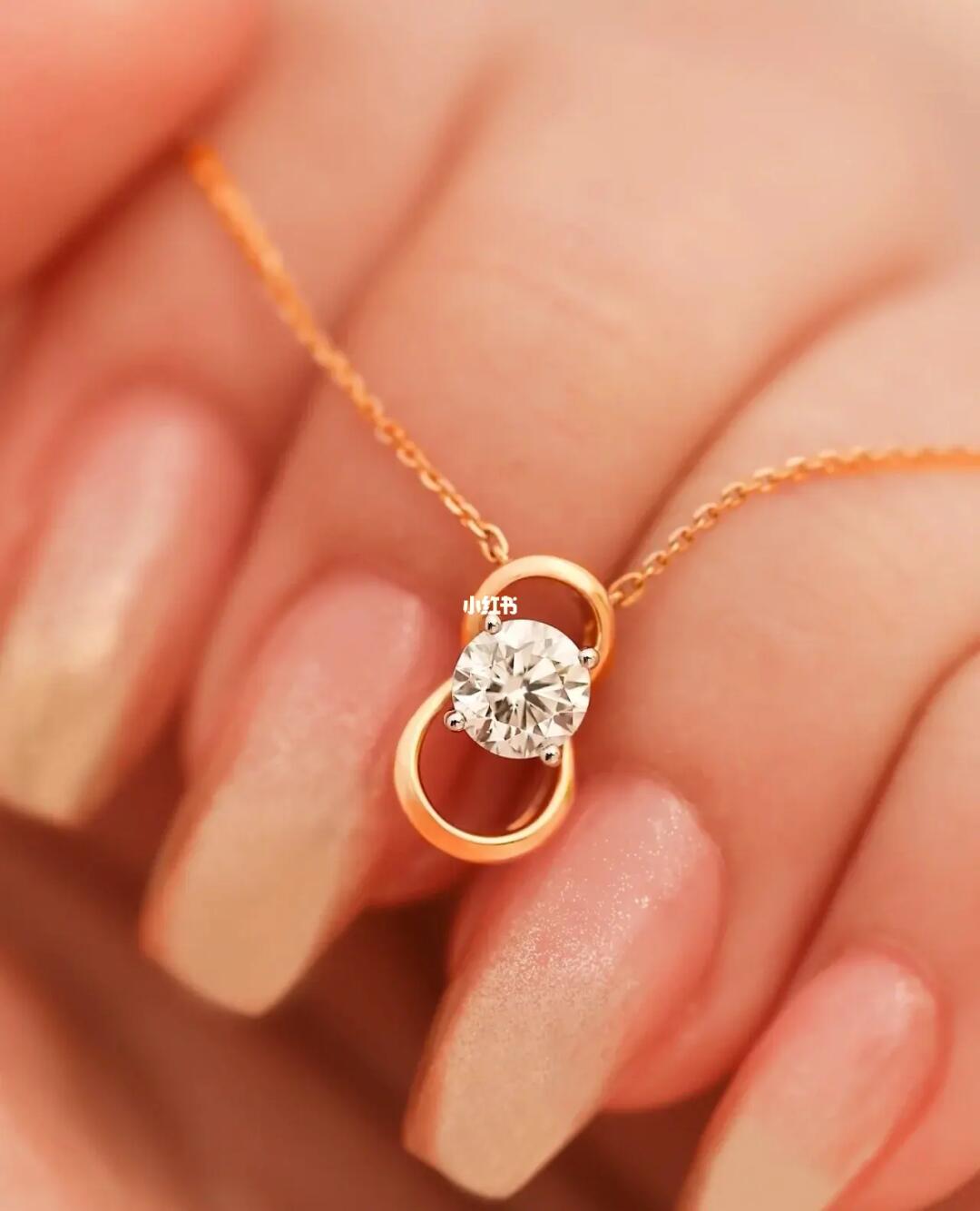 周生生钻石项链