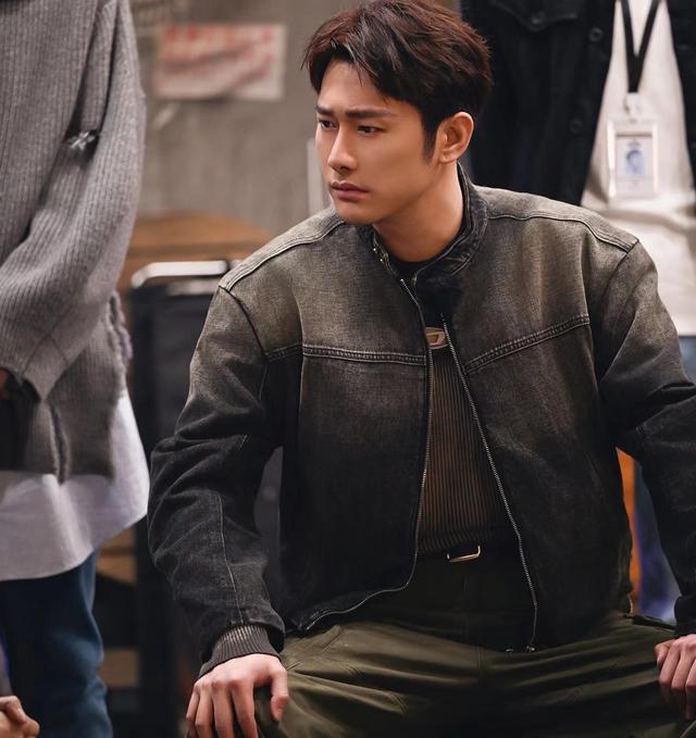 其中,演员朱梓骁以其帅气幽默的表现一举成名,成为了当时的焦点.