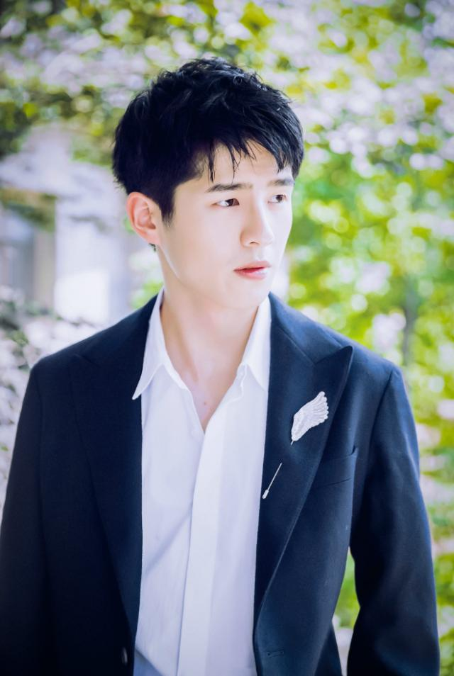 男生拍照教程:10个拍照姿势,get好男生也能拍好看照片