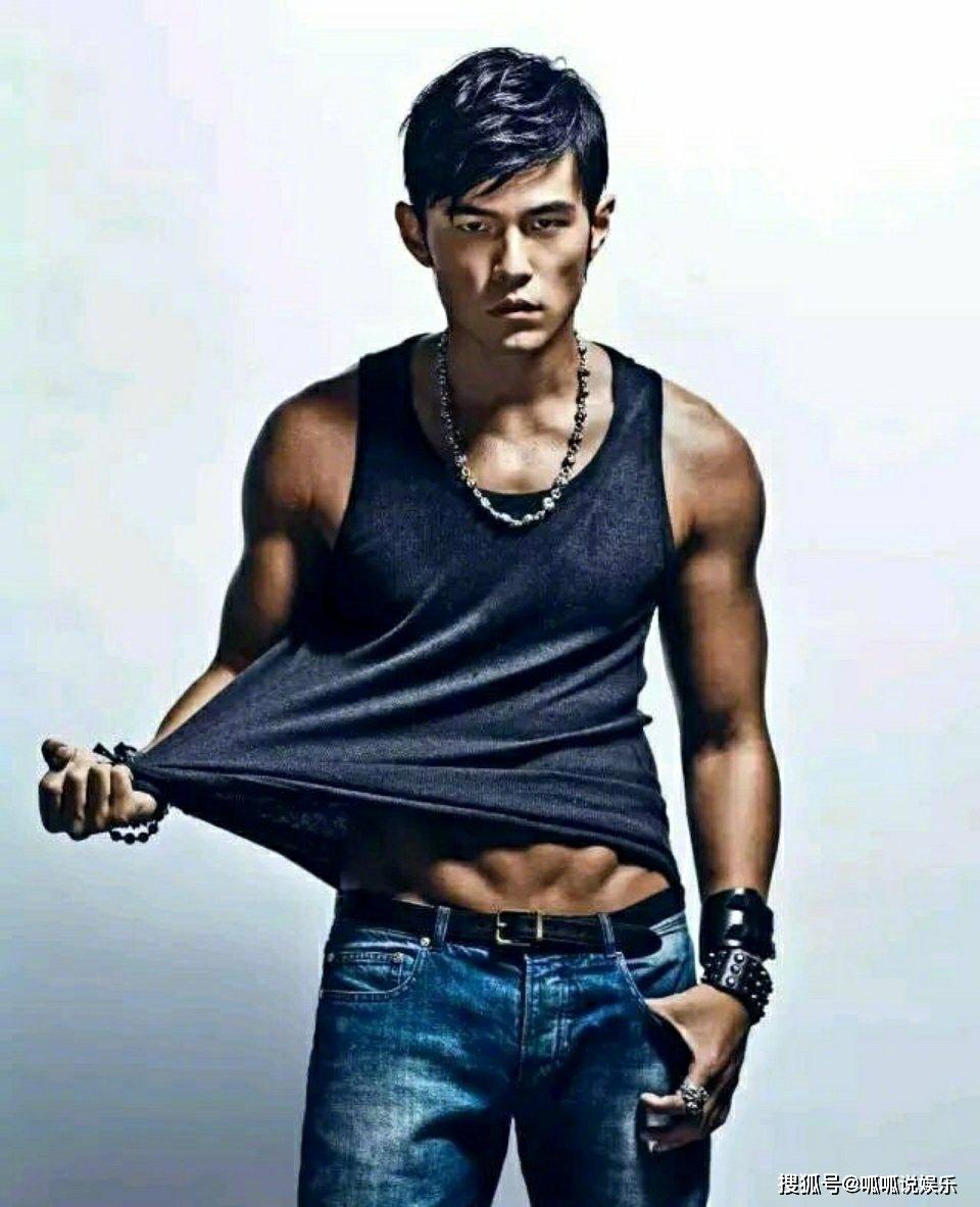 周杰伦晒肌肉照网友纷纷表示太幼稚称周杰伦是周三岁