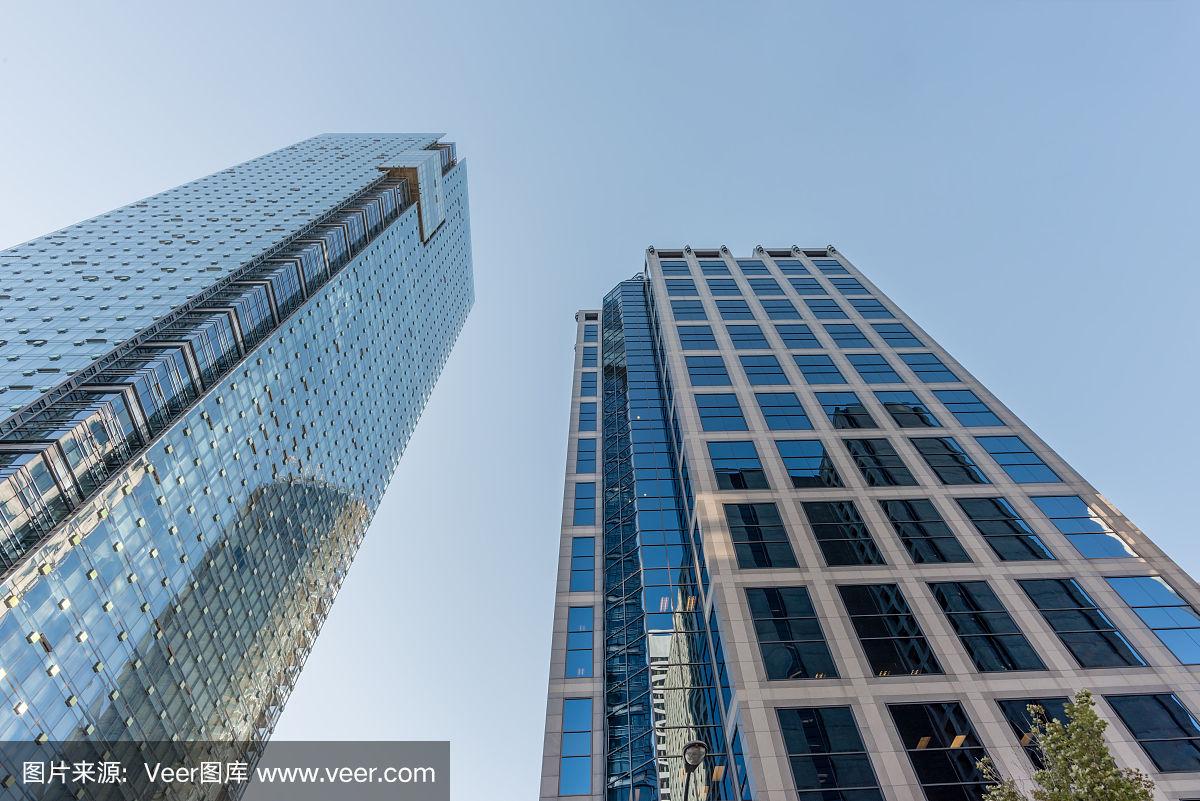 在一个现代化的城市里从下往上看玻璃摩天大楼
