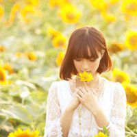 手拿向日葵的女生头像_微信头像图片大全