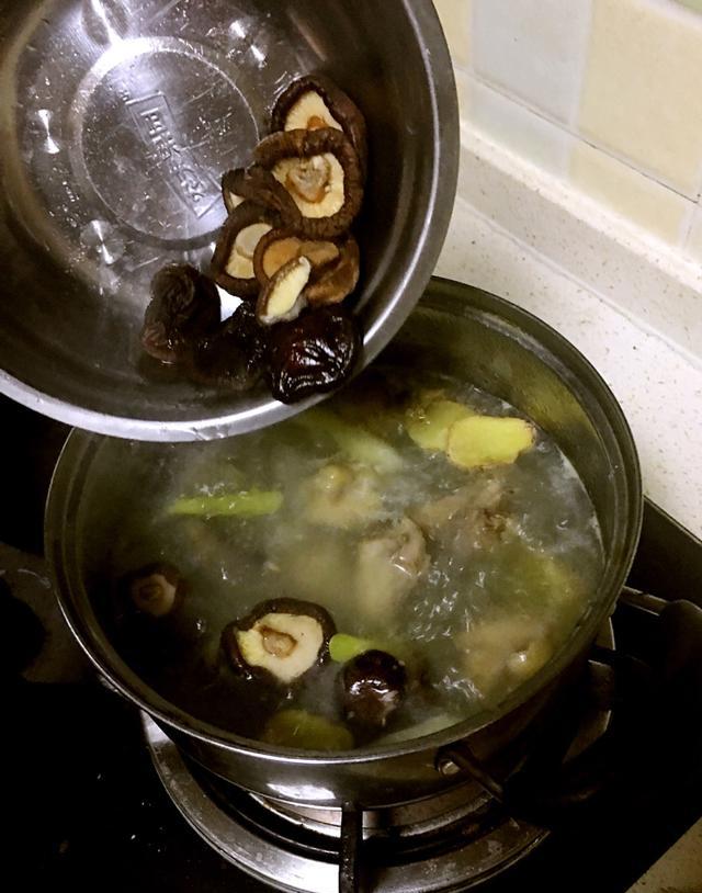 最简单的煲汤方法,配料简单,还竟然很滋补,一大锅都不够吃!