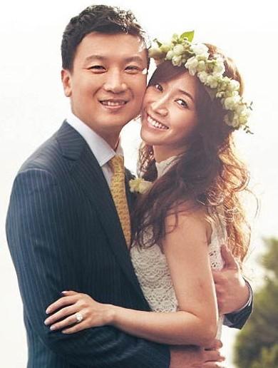 侯佩岑和老公的结婚照(资料图)