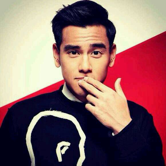 求这种头像!男生!露脸!上半身!正面!