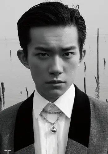 易烊千玺成熟西装大片曝光大背头大佬风这个少年不一般