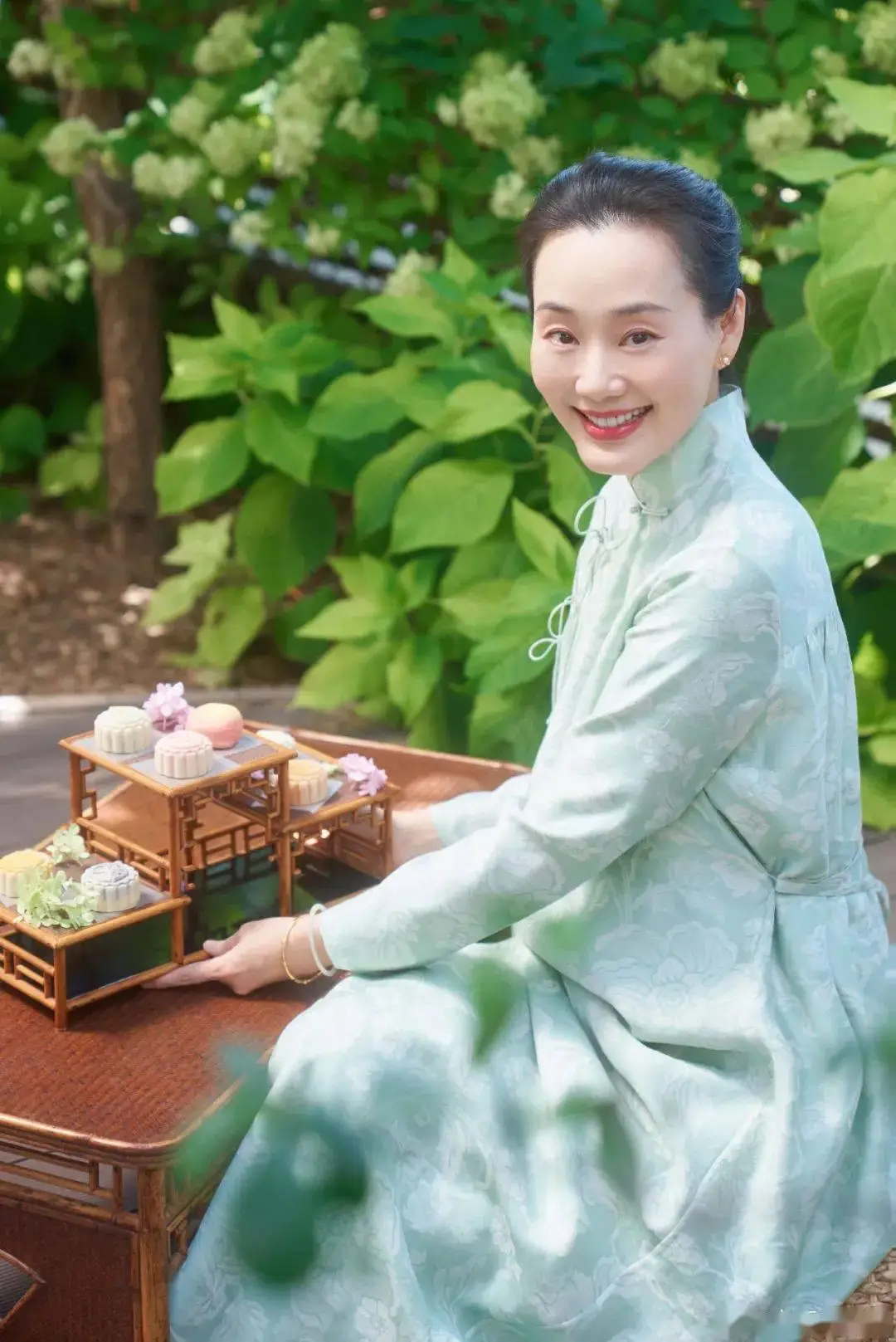 内娱最好命阔太:住豪宅,一顿饭赚7000万,被老公宠爱30年_林依轮_西华