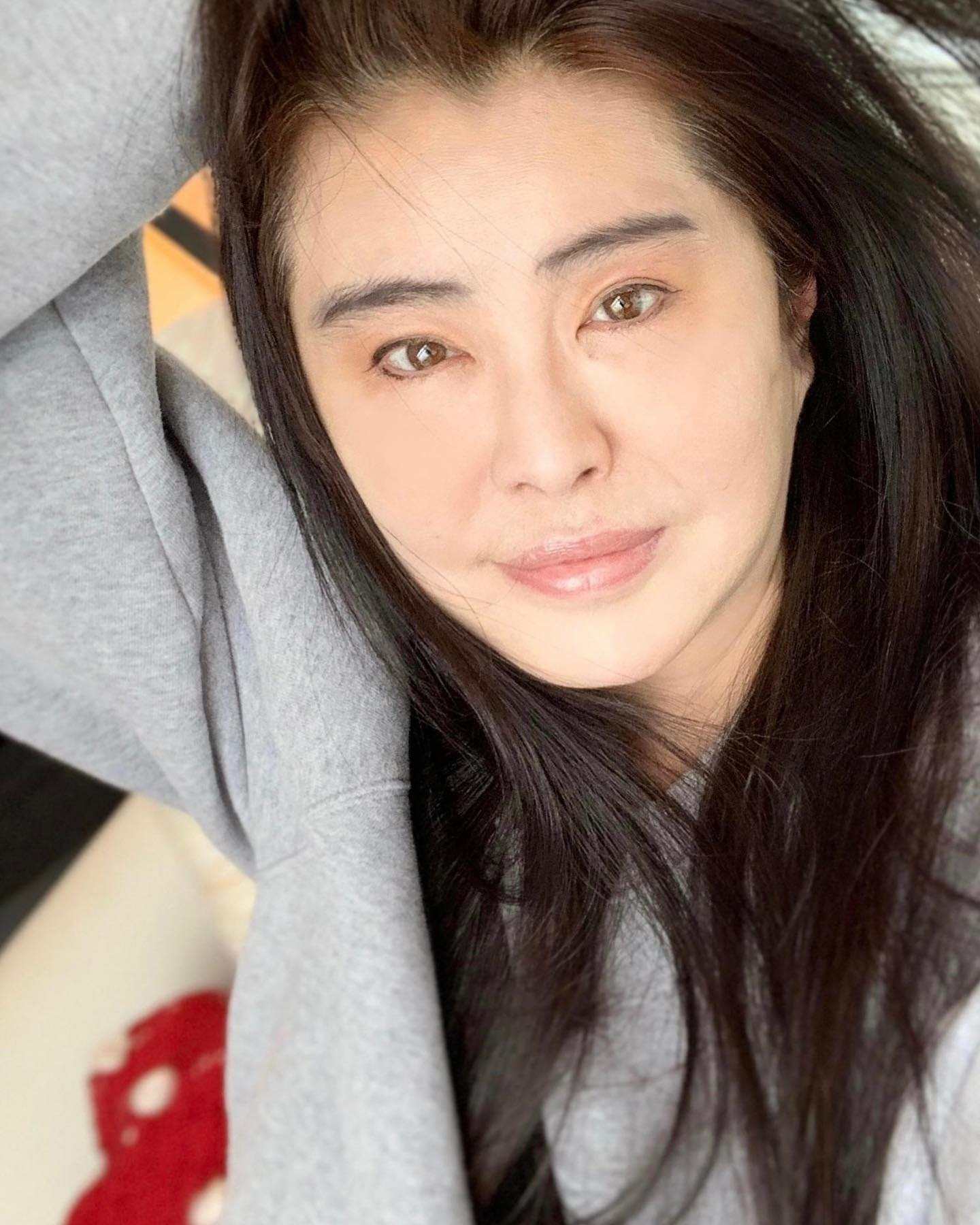 55岁王祖贤素颜现身海外寺庙,穿僧袍双手合十,身材发福仍优雅