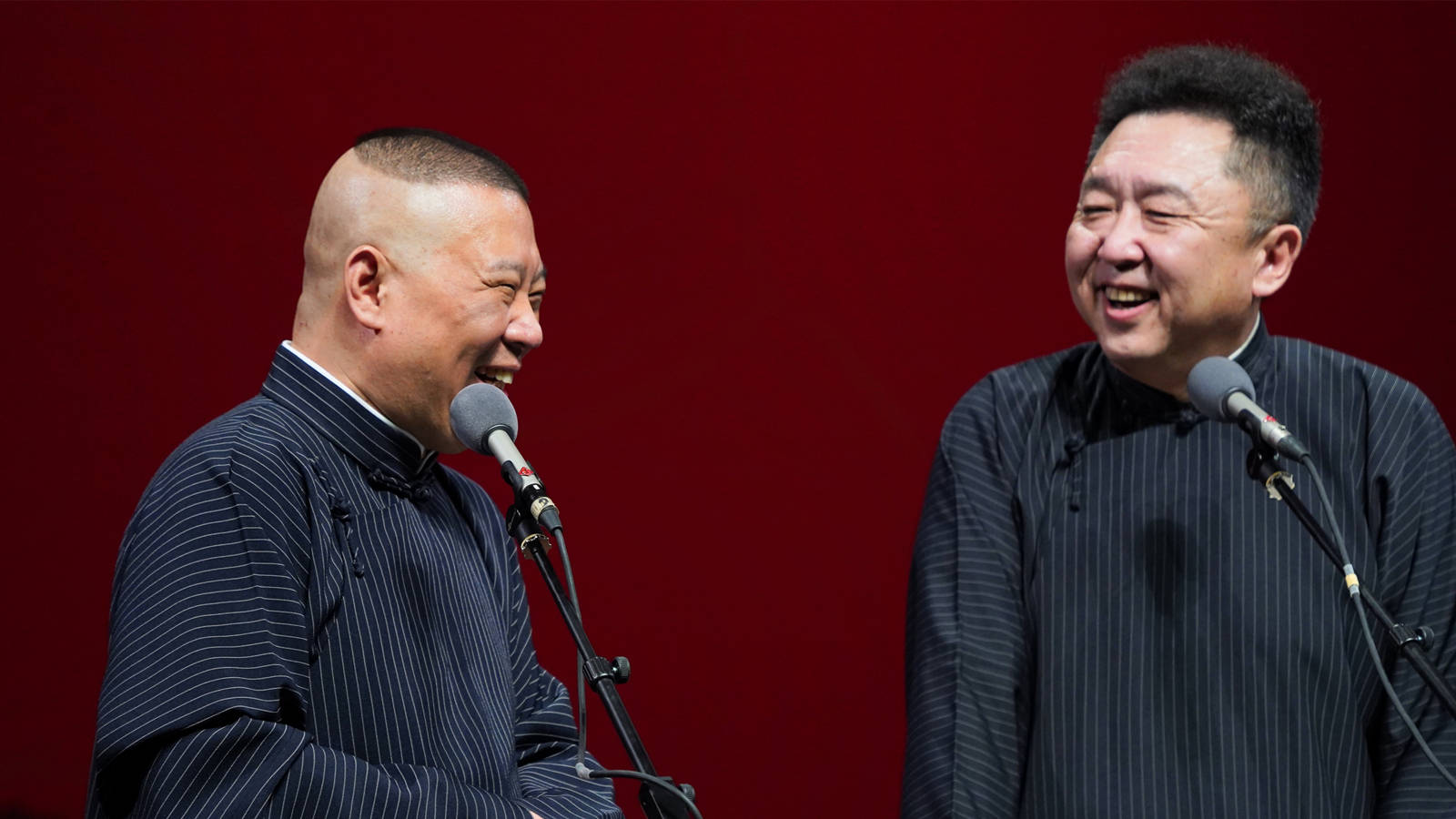 郭德纲于谦办相声专场,纪念合作20周年,郊县天王的岁月令人神往_手机