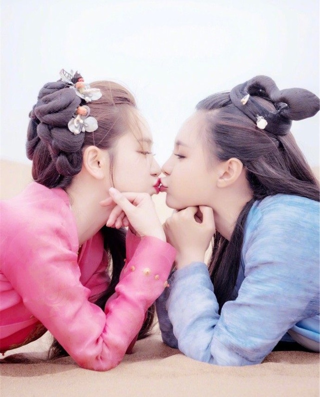 今天下午,戚薇公布了一组亲吻艺术照.